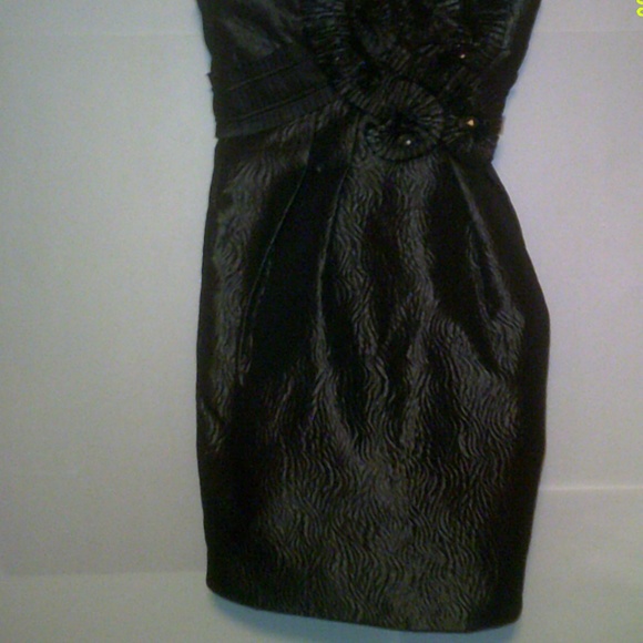 Chrome Fashion Dress with shoulder flower decals - Picture 3 of 4